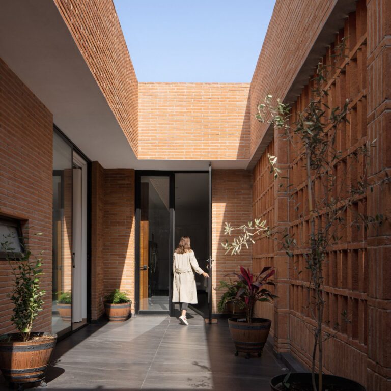 omar vergara taller renata de miguel casa cantellano mexico city architecture dezeen 2364 sq7 1704x2434 1