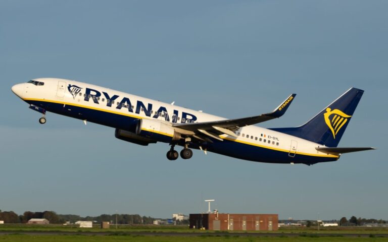 EI DYL Ryanair Boeing 737 8AS 3 scaled e1719601674935